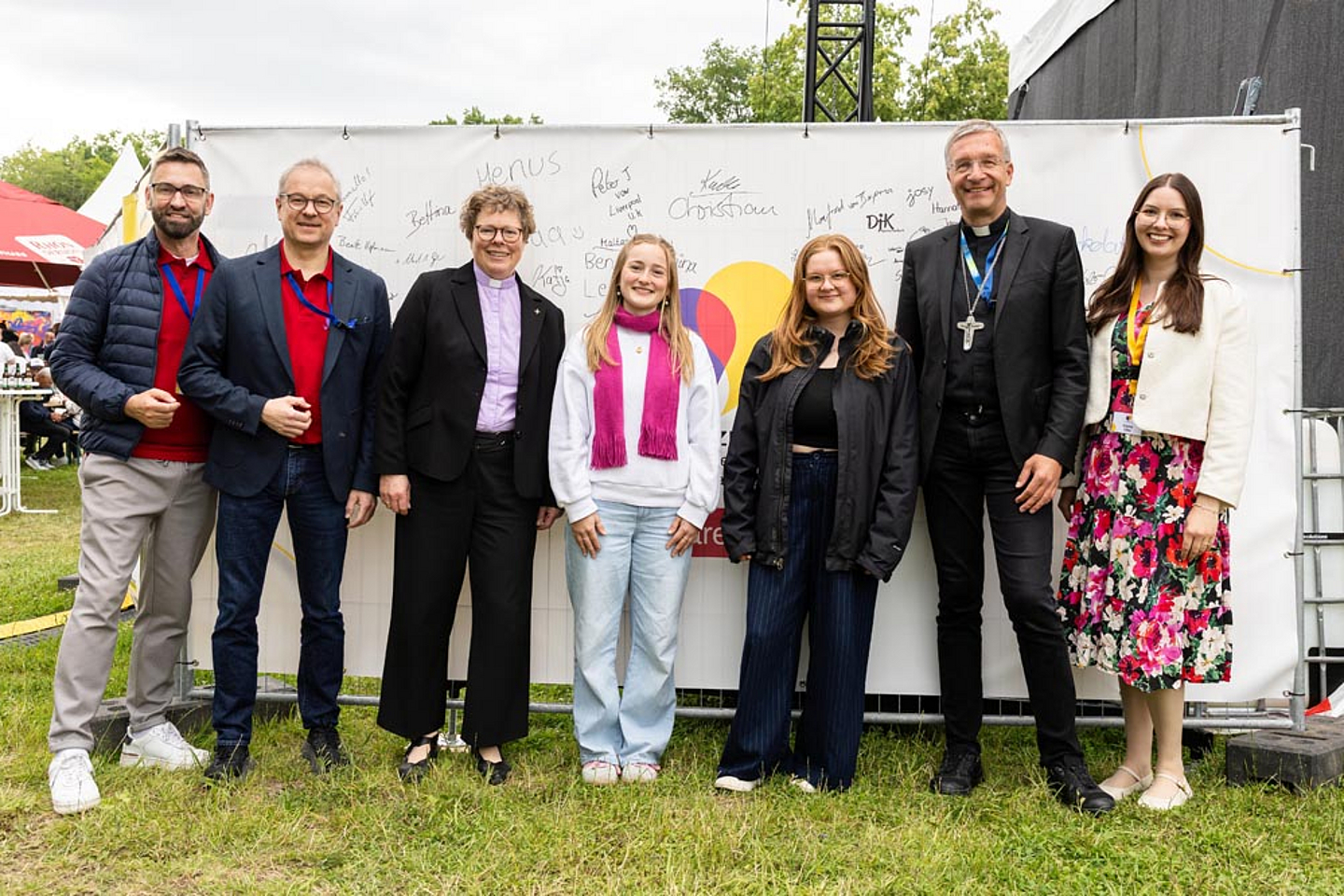 Gruppenbild an der Himmelsbühne in den Fulda-Auen (v.l.): Pfarrer Dieter Dersch (Hessentagsbeauftragter der EKKW), Dekan Dr. Thorsten Waap (Kirchenkreis Fulda), Bischöfin Dr. Beate Hofmann (EKKW), zwei ehrenamtlich Engagierte, Bischof Dr. Michael Gerber (Bistum Fulda) und Pastoralreferentin Elena Otto an der Himmelsbühne in den Fulda-Auen