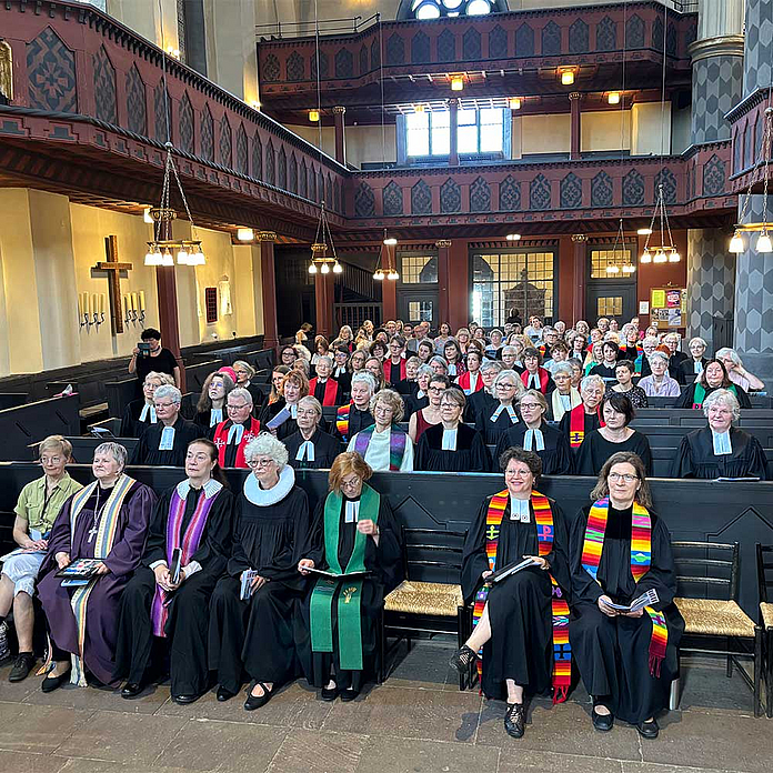 Festgottesdienst in der Marburger Universitätskirche: In der vorderen Reihe (2.v.l.) ist Festpredigerin Dace Balode zu sehen. Festgottesdienst in der Marburger Universitätskirche: In der vorderen Reihe (2.v.l.) ist Festpredigerin Dace Balode zu sehen.