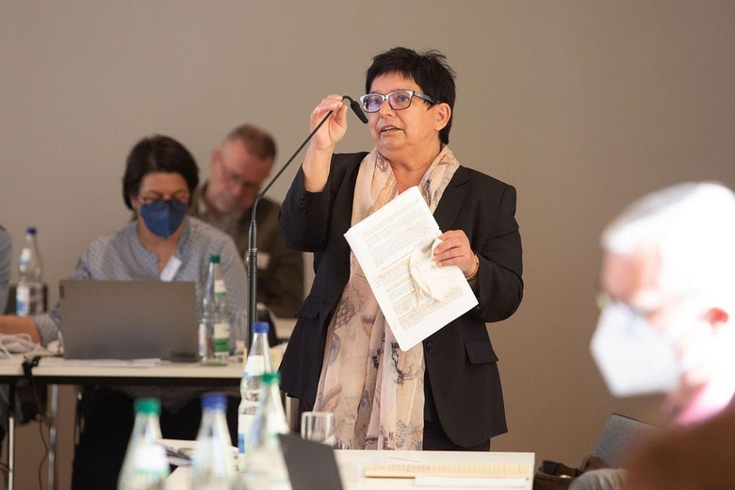 Aussprache zum Bericht der Bischöfin, hier die Synodale Rosemarie Czekalla - Erste Tagung der 14. Landessynode der EKKW vom 5. bis 7. Mai 2022 in Hofgeismar. (Foto: medio.tv/Schauderna)