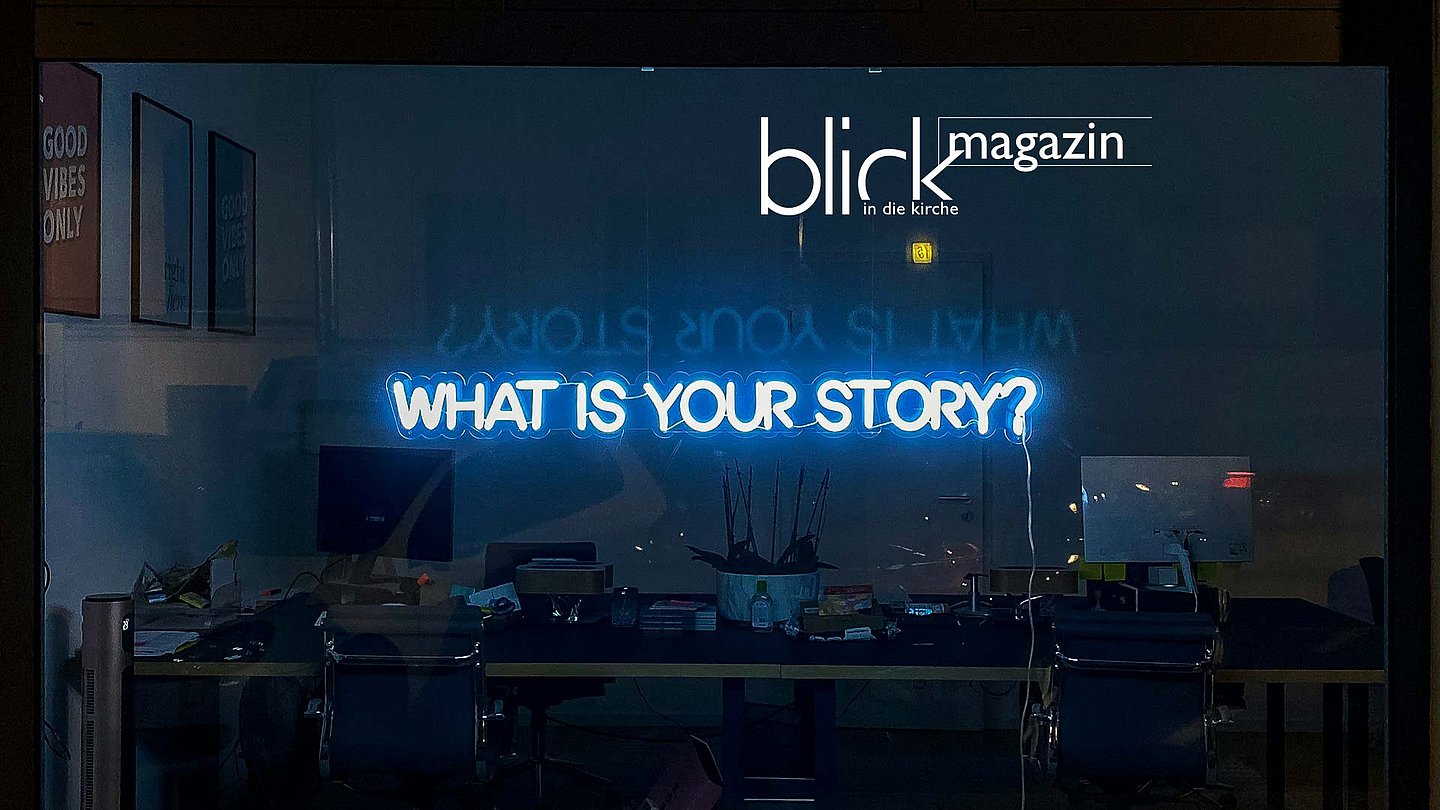 Schaufenster mit der Aufschrift "What is your Story?"
