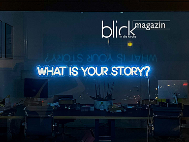 Schaufenster mit der Aufschrift "What is your Story?"