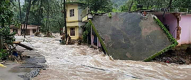 Extreme Monsunregenfälle haben im Süden Indiens zu Erdrutschen und Überflutungen geführt. Unser Foto gibt nur einen kleinen Eindruck vom Ausmaß der Zerstörungen. (Foto: Paul Shindhe, Wabern)