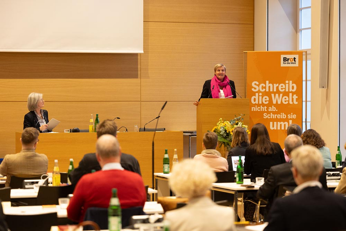 Pfarrerin Dr. Dagmar Pruin, Präsidentin von Brot für die Welt und der Diakonie Katastrophenhilfe sprach am Freitagabend vor der Synode
