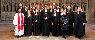 Die ordinierten Pfarrerinnen und Pfarrer mit Bischof Prof. Dr. Hein (Mitte) und v.r.: Studienleiterin Dr. Erichsen-Wendt, Propst Wöllenstein, Studienseminardirektor Prof. Dr. Friedrichs, Anne Wollenteit (Kirchenvorstand) und Pfarrer Shindhe (l.).