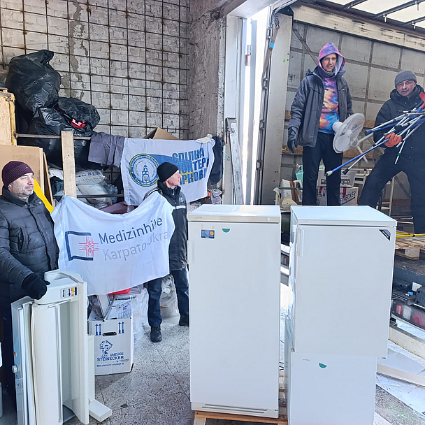 Anfang Februar erreichte ein Hilfstransport Charkiw. Insgesamt wurden 8,2 Tonnen medizinische und technische Hilfsgüter an Einrichtungen vor Ort geliefert. Anfang Februar erreichte ein Hilfstransport Charkiw. Insgesamt wurden 8,2 Tonnen medizinische und technische Hilfsgüter an Einrichtungen vor Ort geliefert.