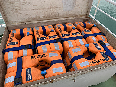 Rettungswesten auf der Sea-Watch 4, einem Rettungsschiff des Vereins United4Rescue, das mit Unterstützung der Evangelischen Kirche in Deutschland Flüchtlinge im Mittelmeer rettet.