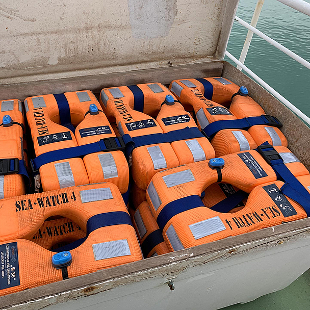 Rettungswesten auf der Sea-Watch 4, einem Rettungsschiff des Vereins United4Rescue, das mit Unterstützung der Evangelischen Kirche in Deutschland Flüchtlinge im Mittelmeer rettet.