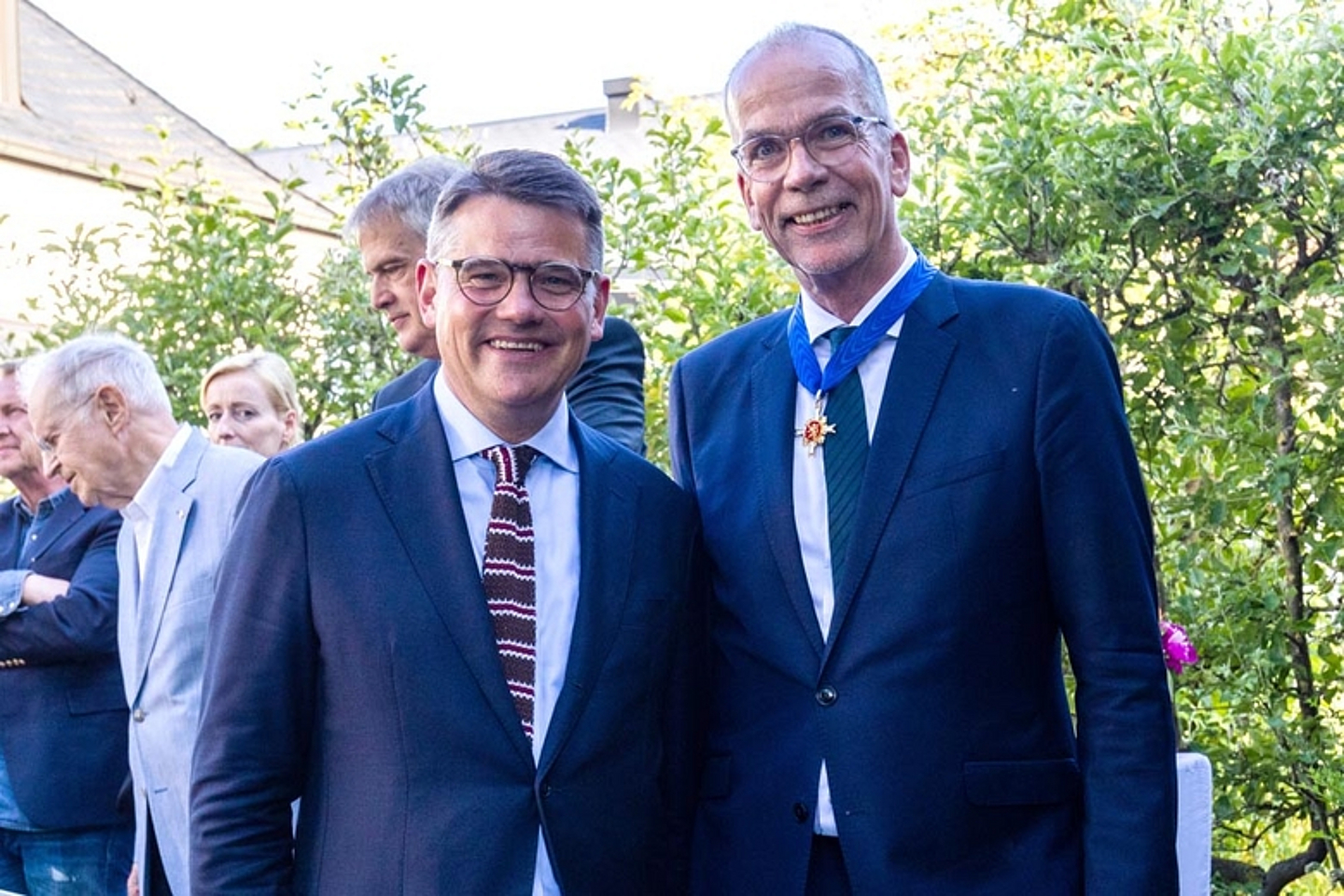Amtswechsel am 30. Mai 2023 in Wiesbaden: Martin Mencke als neuer Beauftragter bei der Hessischen Landesregierung eingeführt, Oberkirchenrat Jörn Dulige verabschiedet. (Foto: EKHN)