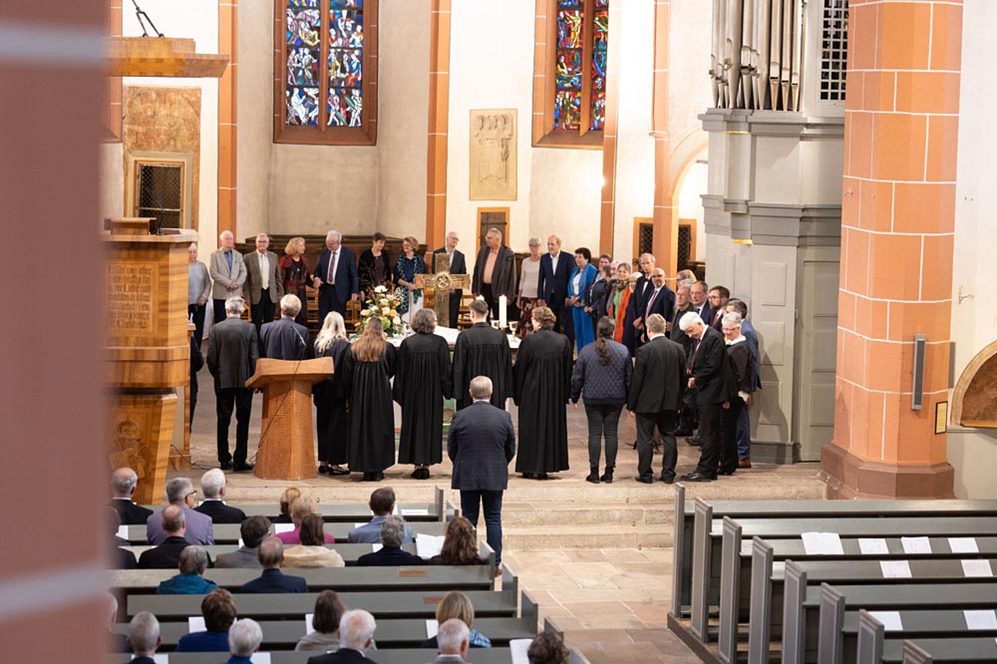 Für das Abendmahl bildeten die Jubilarinnen und Jubilare einen Kreis um den Altar und hielten sich im Anschluss an den Händen