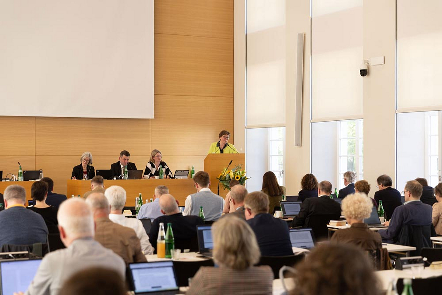 Bischöfin Dr. Beate Hofmann bei ihrem Bericht aus dem Rat der Landeskirche