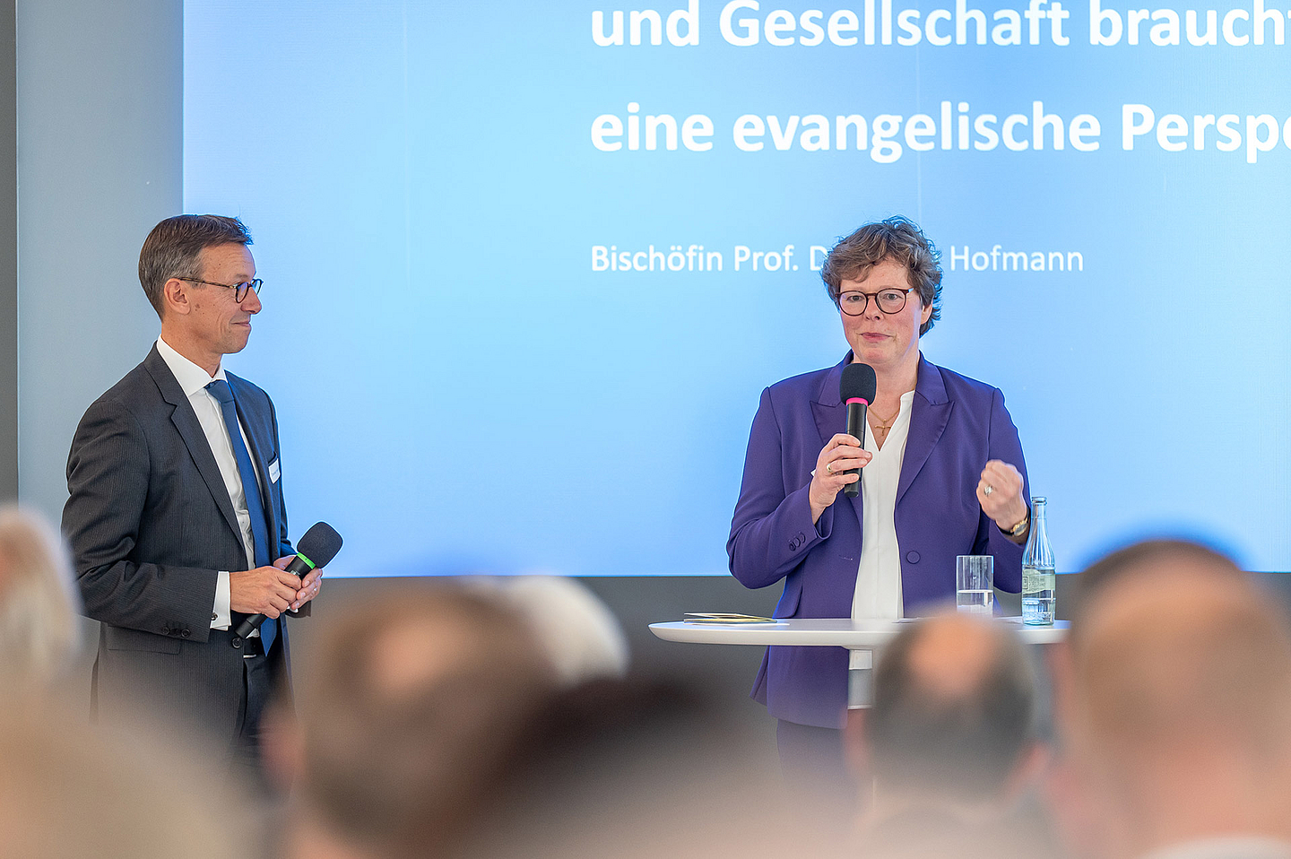 Bischöfin Dr. Beate Hofmann während ihres Vortrags. Links im Bild: Daniel Hoster, Vorstandsmitglied des aeu. 