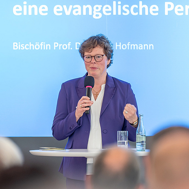 Bischöfin Dr. Beate Hofmann während ihres Vortrags. Links im Bild: Daniel Hoster, Vorstandsmitglied des aeu. 