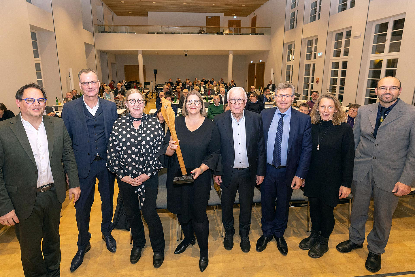 Unser Foto zeigt (von links): Laudator Pfarrer Lars Hillebold (Direktor des Michaelisklosters Hildesheim), Pfarrer Arnd Schomerus (Kuratorium der Stiftung), die drei Preisträgerinnen und -träger Michaela Weiß, Pfarrerin Dr. Katharina Scholl und Walter Loll, sowie den Vorstandsvorsitzenden der Gottesdienststiftung, Pfarrer Dr. Stephan Goldschmidt, Pfarrerin Jana Koch-Zeißig (Jurymitglied) und Pfarrer Dr. Andreas Leipold (Vorstand der Stiftung).