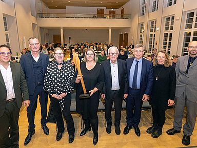 Unser Foto zeigt (von links): Laudator Pfarrer Lars Hillebold (Direktor des Michaelisklosters Hildesheim), Pfarrer Arnd Schomerus (Kuratorium der Stiftung), die drei Preisträgerinnen und -träger Michaela Weiß, Pfarrerin Dr. Katharina Scholl und Walter Loll, sowie den Vorstandsvorsitzenden der Gottesdienststiftung, Pfarrer Dr. Stephan Goldschmidt, Pfarrerin Jana Koch-Zeißig (Jurymitglied) und Pfarrer Dr. Andreas Leipold (Vorstand der Stiftung).
