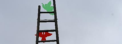 Himmelsleiter im Bibelgarten; Zu sehen ist eine lange Leiter, die in den Himmel ragt, an ihr sind Glasengel angebracht