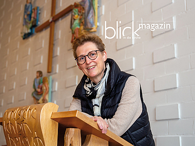 Pfarrerin Ursula Heinemann in der Kirche in Edermünde-Haldorf