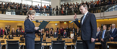 Die Präsidentin des Thüringer Landtags, Birgit Keller, vereidigt am Mittwoch den Abgeordneten Bodo Ramelow als Ministerpräsident vor dem Landtag in Erfurt. (Foto: Thüringer Landtag / Jacob Schröter)