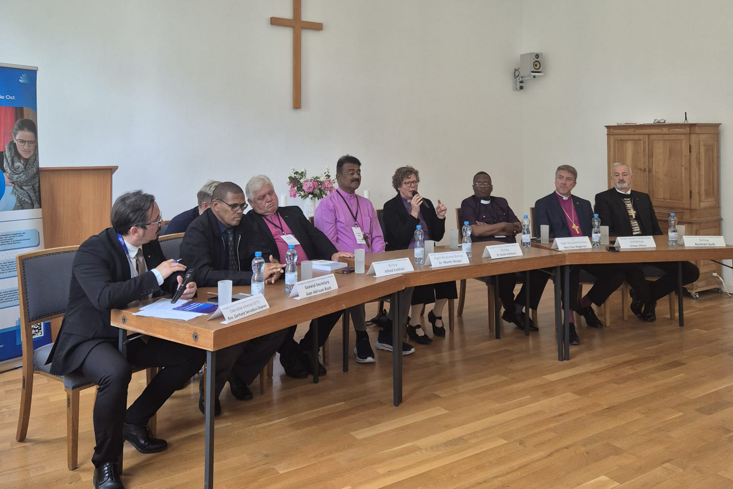 v.l.n.r.: Pfarrer Gerhard Servatius (Moderation), General Secretary and acting Finance Director Aser Adriaan Bock (Namibia), Bischof Alfred Eichholz (Kirgisien), Right Reverend Bishop Dr. Martin Borgai (Indien), Bischöfin Dr. Beate Hofmann (EKKW), Right Reverend Bishop Neo Elias Mogorosi (Südafrika), Archbishop Urmas Viilma (Estland), Guib (Rumänien).