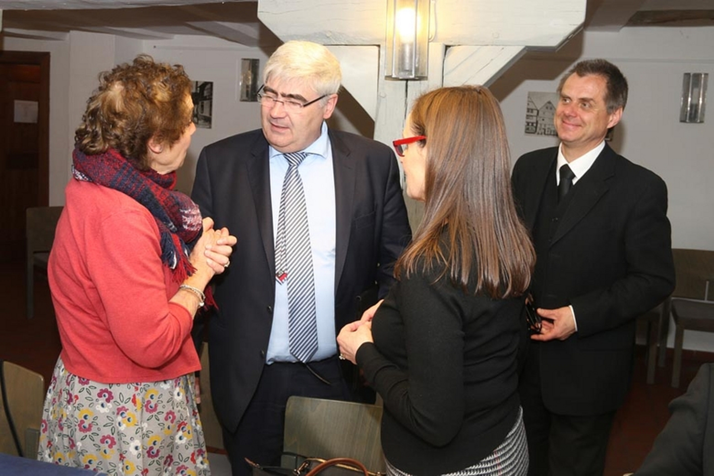 Bürgermeister Stefan Pinhard im Gespräch mit Angehörigen. Rechts im Bild: Pfarrer Dierk Glitzenhirn vom Ev. Forum Schwalm-Eder. - Verlegung von Stolpersteinen durch den Künstler Gunter Demnig am 4. Mai 2019 in Schwalstadt-Treysa. (Foto: Uli Köster/Treysa)