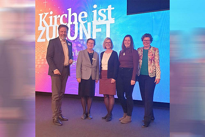 Vertreten die Landeskirche in Magdeburg (v.l.): Dekan Dr. Martin Lückhoff, Ulrike Combé-von Nathusius, Dr. Isabel Schneider-Wölfinger, Anna-Lena Moselewski und Bischöfin Dr. Beate Hofmann. (Foto: privat)