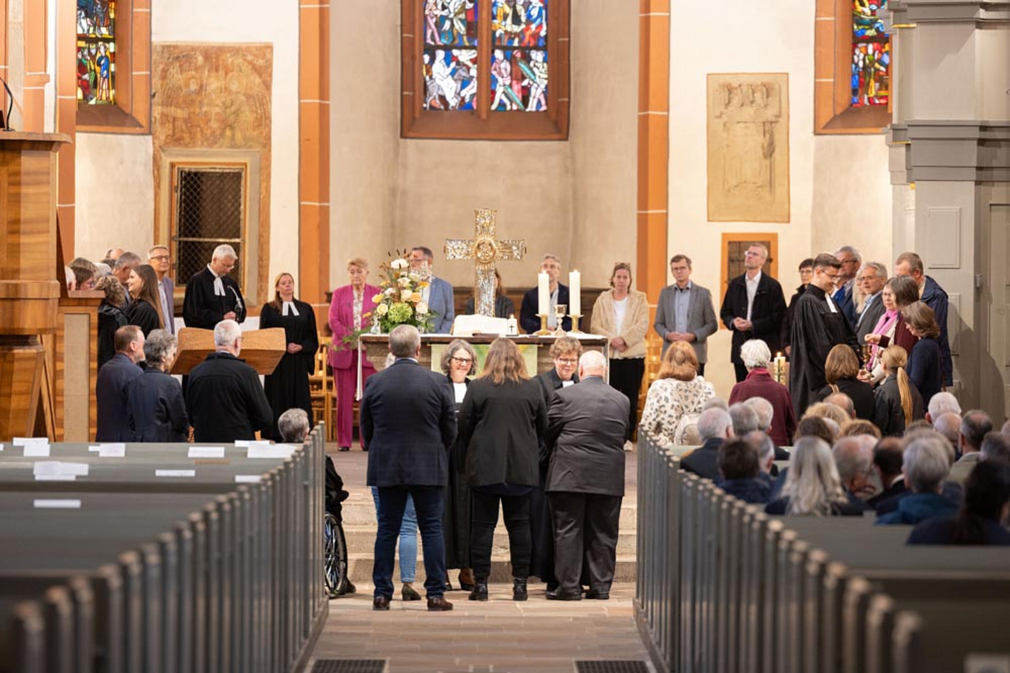 Für das Abendmahl bildeten die Jubilarinnen und Jubilare einen Kreis um den Altar und hielten sich im Anschluss an den Händen