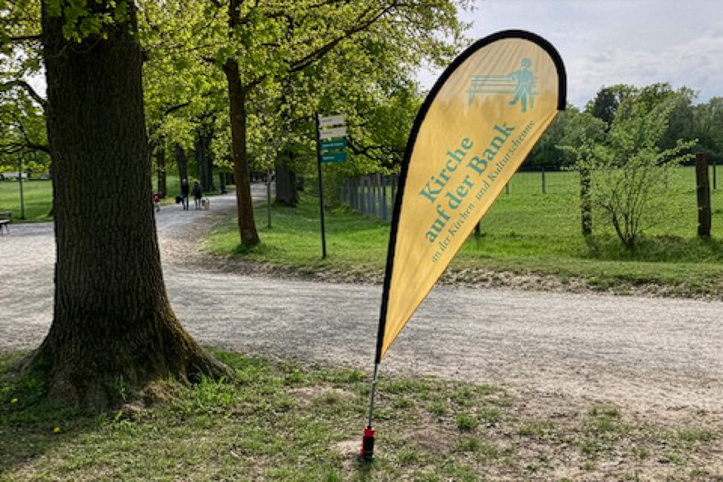 "Kirche auf der Bank" lädt ein, miteinander ins Gespräch zu kommen.