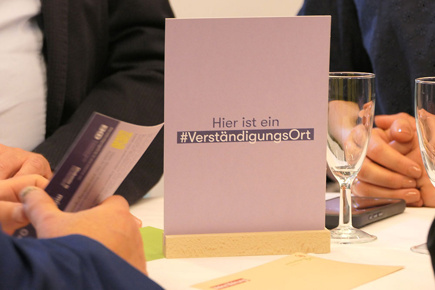 Stehtisch mit einem der Schilder #VerständigungsOrte 