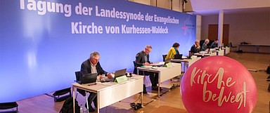 Die Mitglieder des Präsidiums der 13. Landessynode befanden sich bei der Tagung in Hofgeismar. Alle anderen Synodalen waren wieder per Videokonferenz miteinander verbunden. (Foto: medio.tv/Schauderna)