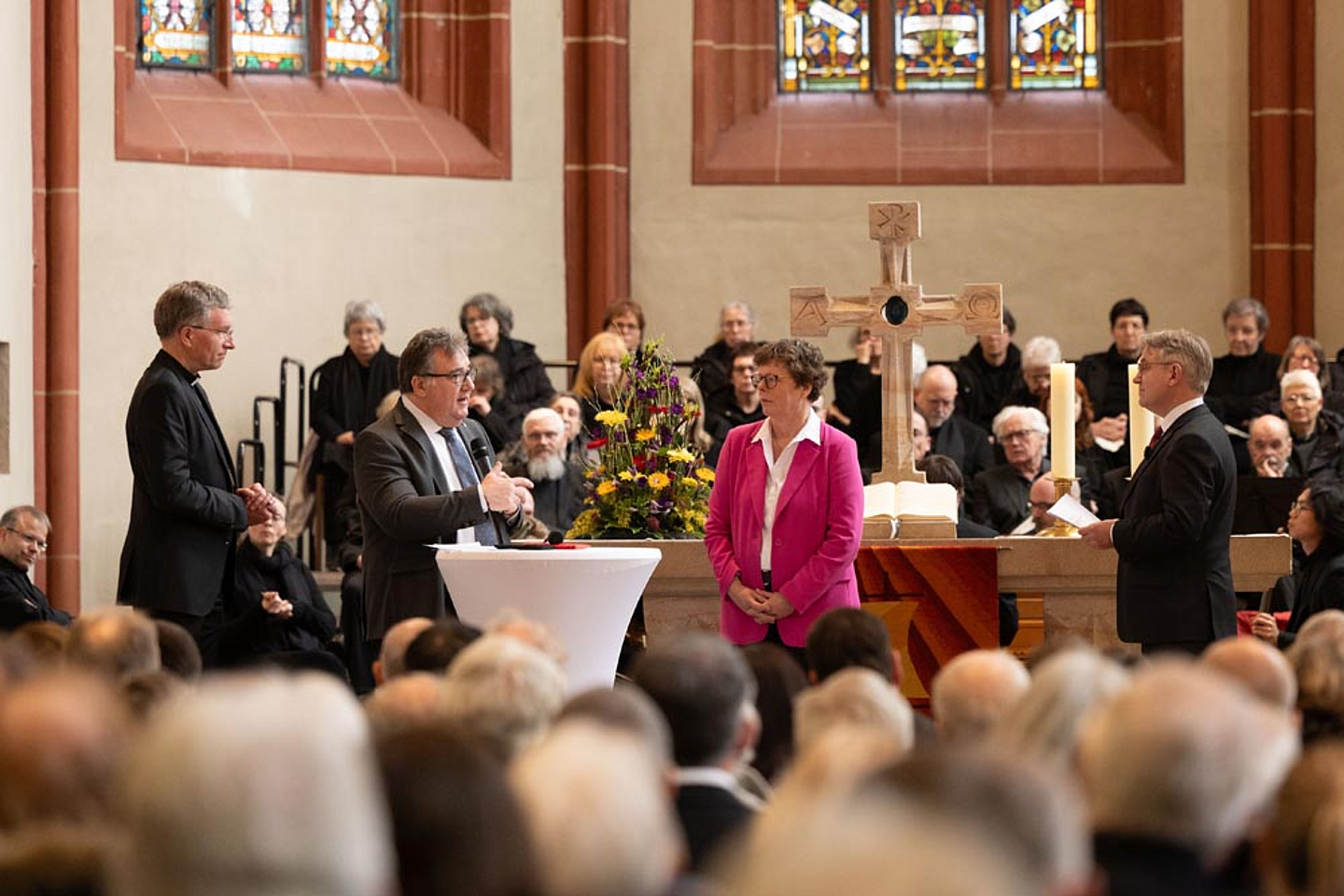 Erste Gesprächsrunde (v.l.): Bischof Dr. Michael Gerber, Regierungspräsident Mark Weinmeister, Bischöfin Dr. Beate Hofmann sowie Moderator Propst Dr. Volker Mantey Erste Gesprächsrunde (v.l.): Bischof Dr. Michael Gerber, Regierungspräsident Mark Weinmeister, Bischöfin Dr. Beate Hofmann sowie Moderator Propst Dr. Volker Mantey