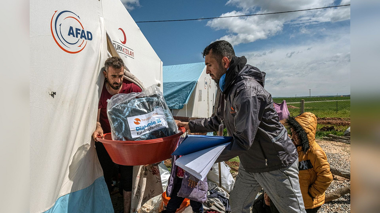 Verteilung von Decken (zusammen mit Waschbecken), Kanistern und Hygienesets im Camp Nummer 1 im Bezirk Adıyaman Centre. 