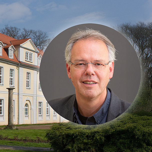 Porträt von Dr. Lutz Friedrichs, Direktor des Evangelischen Studienseminars der EKKW, vor dem historischen Gebäude „Friedrichsbad“ im Park des Gesundbrunnens in Hofgeismar.