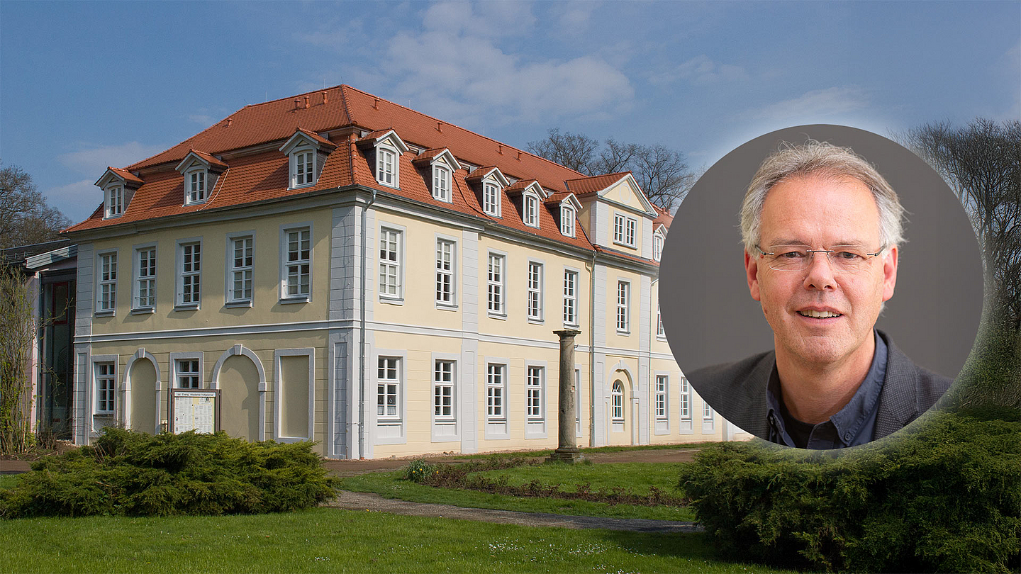 Porträt von Dr. Lutz Friedrichs, Direktor des Evangelischen Studienseminars der EKKW, vor dem historischen Gebäude „Friedrichsbad“ im Park des Gesundbrunnens in Hofgeismar.