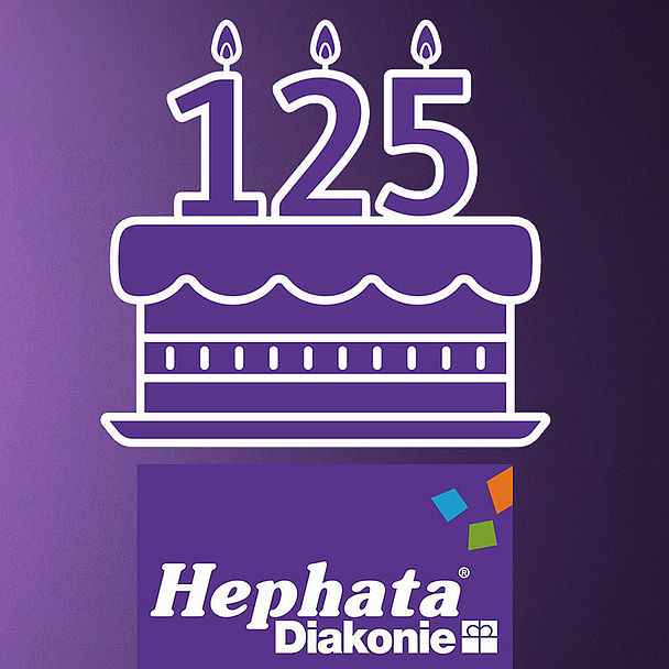 Gemeinsam etwas gebacken bekommen: Julien Koch gehört zu den 24 Menschen aus der Hephata Diakonie, die der Jubiläums-Kampagne ihr Gesicht geben. Die Motive, bei denen Geburtstagstorten eine Rolle spielen, werden am Ostersonntag feierlich enthüllt.