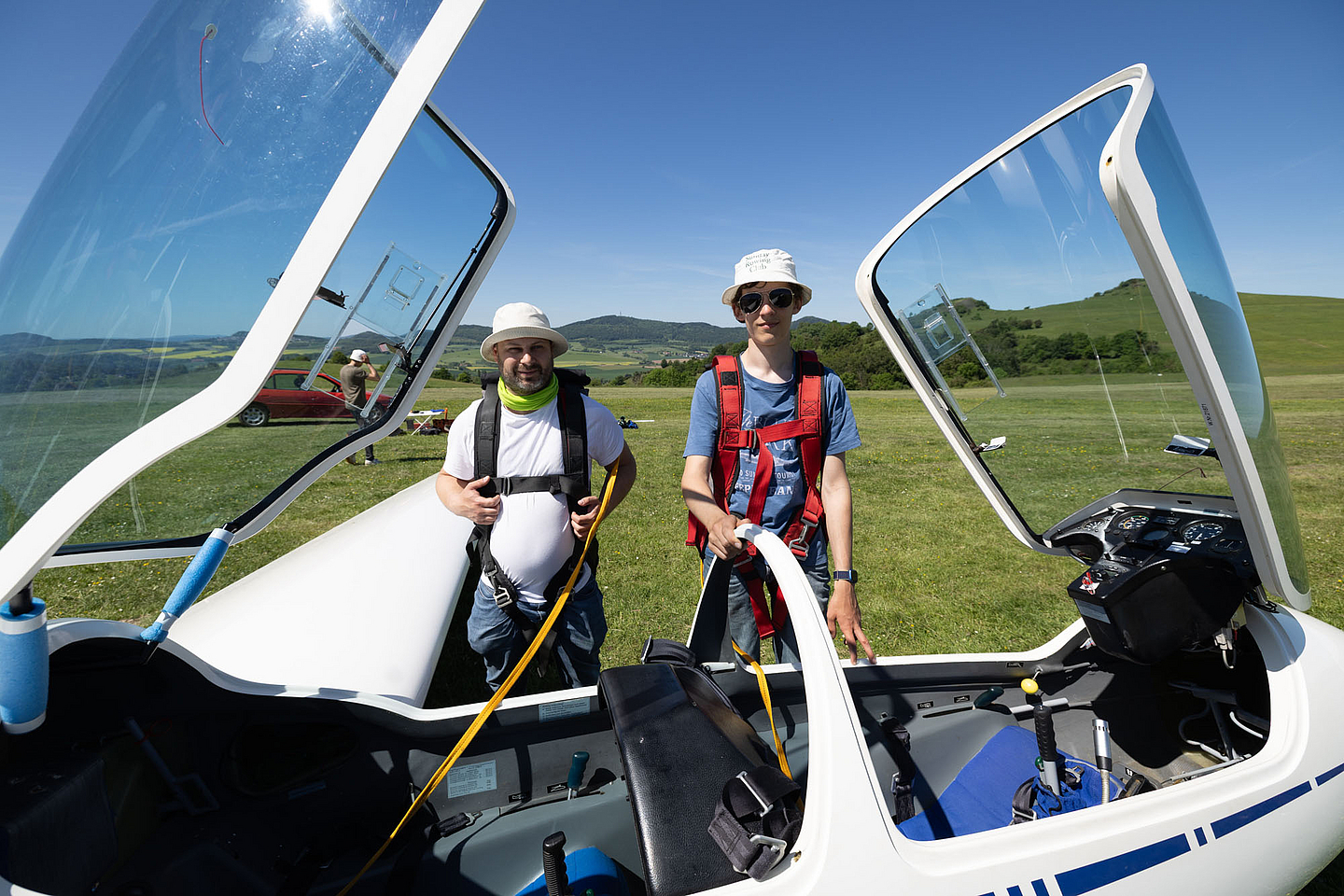 Fluglehrer Uwe Kemnitz (l.) mit seinem Schüler Moritz John (r.) vor dem Einsteigen in die Doppelkabine des Segelfliegers