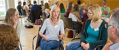 Studierende der evangelischen Theologie in Marburg im Gespräch mit Mitstudierenden sowie Pfarrerinnen und Pfarrern bei einer Tagung zum Pfarrberuf im vergangenen Jahr in Hofgeismar. (Foto: medio.tv/Schauderna)