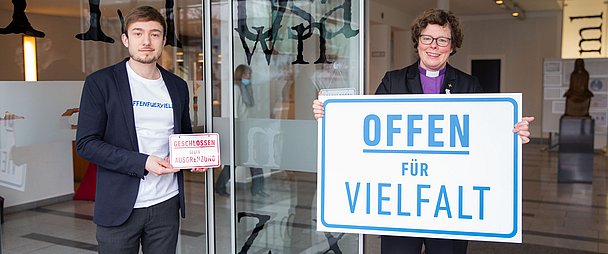 Unser Foto zeigt die Bischöfin der Evangelischen Kirche von Kurhessen-Waldeck, Dr. Beate Hofmann, und Maximilian Zindel von der Initiative «Offen für Vielfalt – Geschlossen gegen Ausgrenzung» am Haus der Kirche in Kassel (Foto: medio.tv/Schauderna)