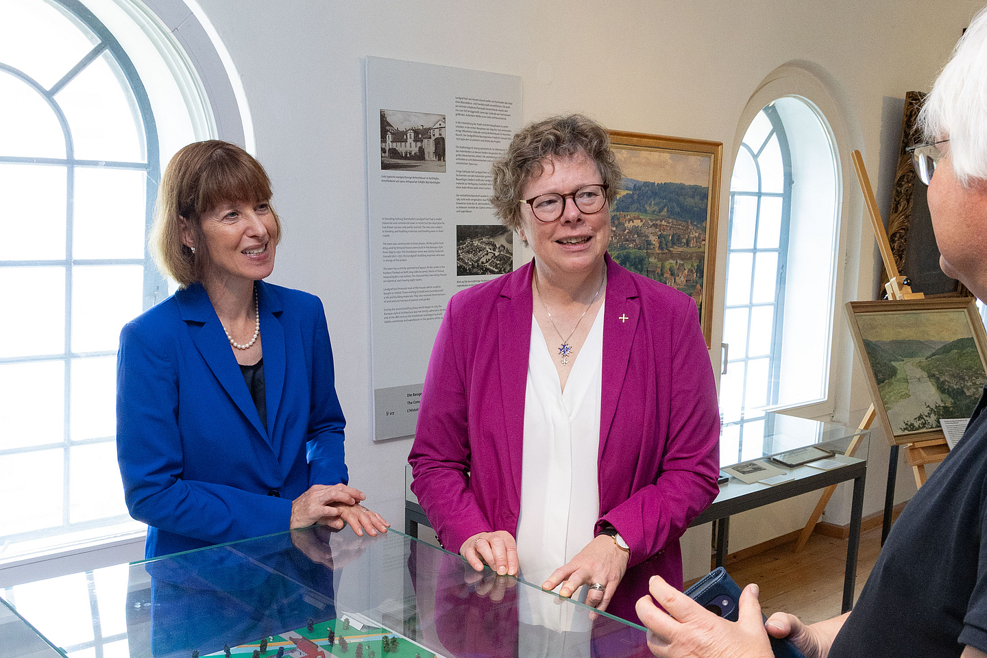 Dr. Andreas Flick, Ministerin Heike Hofmann, Bischöfin Dr. Beate Hofmann, Bürgermeister Marcus Dittrich (Bad Karlshafen) vor der Arbeit nach einem Entwurf von Frederic James van den Broek zur Geschichte der Hugenottenverfolgung.
