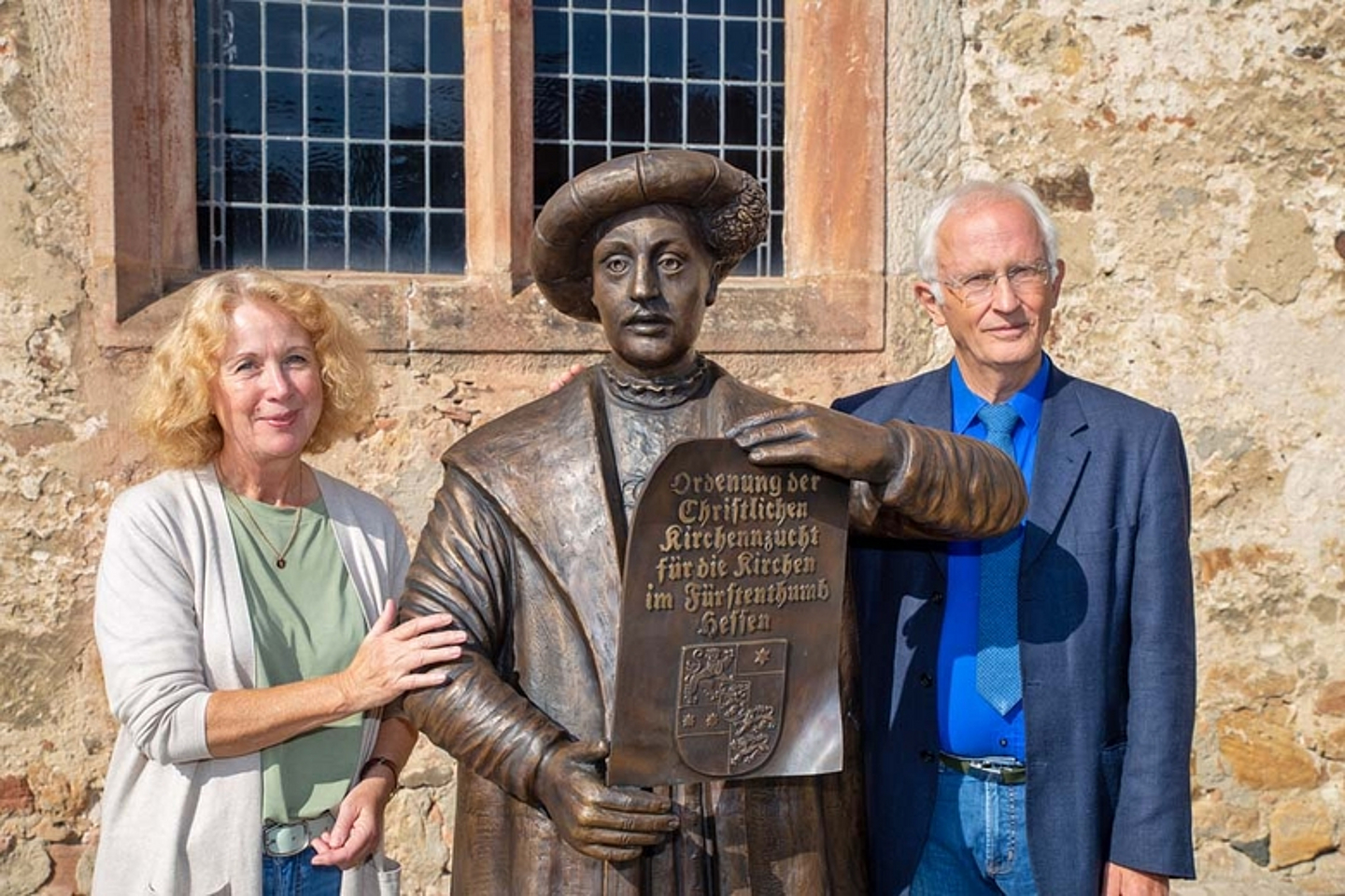 Dekan Christian Wachter und die ehemalige Prälatin Marita Natt mit der Skulptur von Landgraf Philipp auf dem Paradeplatz in Ziegenhain. (Foto: medio.tv/Dellit)
