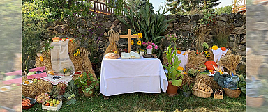 Zum Erntedankfest werden die Altäre festlich mit Erntegaben geschmückt. Unser Foto zeigt den Erntealtar der Evangelischen Kirchengemeinde Elgershausen im Kirchenkreis Kaufungen. (Foto: Sabine Schlitt)