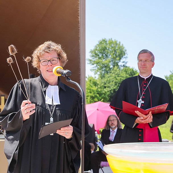 Unser Archivfoto zeigt Bischöfin Dr. Beate Hofmann und Bischof Dr. Michael Gerber bei einem früheren gemeinsamen Gottesdienst.
