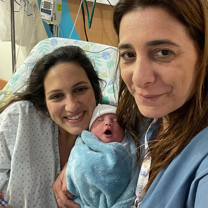 Die Hebamme Hadas Terbalisi mit einer Mutter und ihrem Baby im Galilee Medical Centre im im Norden an der Küste Israels. Die Hebamme Hadas Terbalisi mit einer Mutter und ihrem Baby im Galilee Medical Centre im im Norden an der Küste Israels.