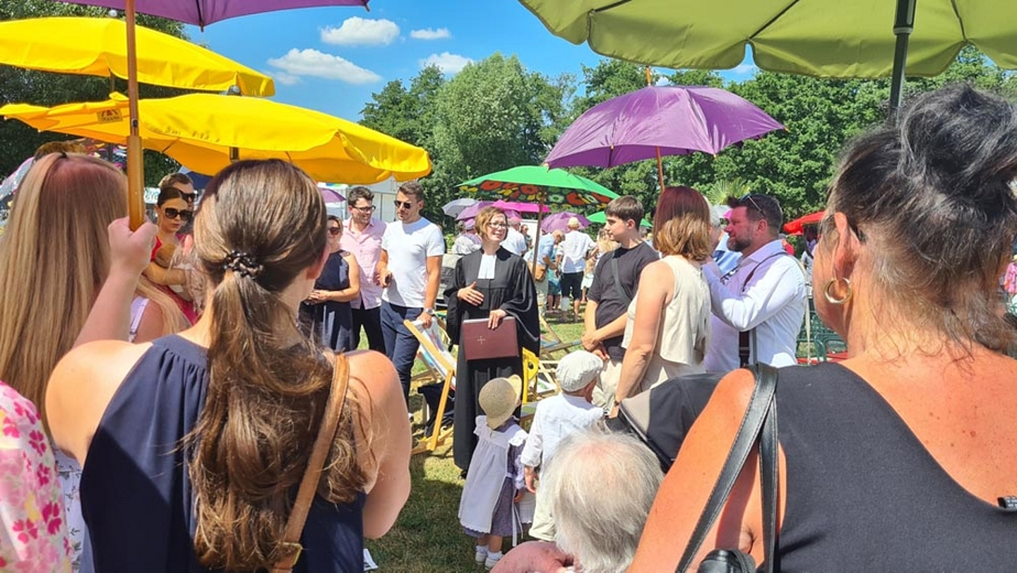 Tauffest bei der Kirche auf der Landesgartenschau in Fulda. (Foto: Claudia Pfannemüller)