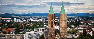 Wurde in der Kasseler Martinskirche gefeiert: Der Handwerksgottesdienst der Evangelischen Kirche von Kurhessen-Waldeck und der Kreishandwerkerschaft Kassel. Unser Foto zeigt die Türme der Kirche im Kasseler Stadtbild. (Foto: medio.tv/Socher)