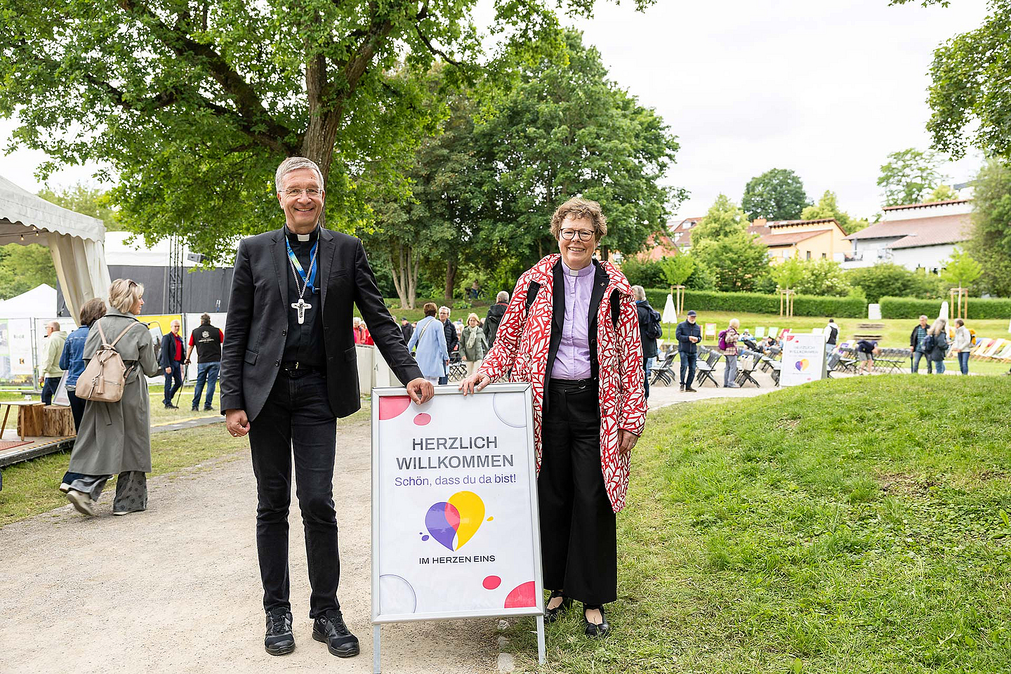 Bischöfin Hofmann und Bischof Gerber an der die Himmelsbühne in den Fulda-Auen. Rundgang auf dem Hessentag: Bischöfin Dr. Beate Hofmann und Bischof Dr. Michael Gerber besuchten verschiedene Stationen des ökumenischen Kirchenprogramms „Im Herzen eins“ in der Fuldaer Innenstadt. Unser Foto zeigt beide an der die Himmelsbühne in den Fulda-Auen.