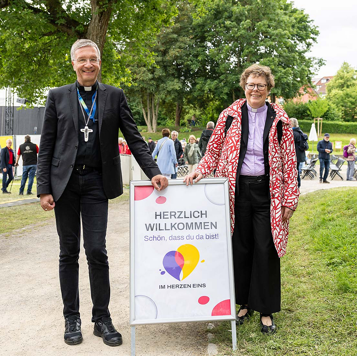 Rundgang auf dem Hessentag: Bischöfin Dr. Beate Hofmann und Bischof Dr. Michael Gerber besuchten verschiedene Stationen des ökumenischen Kirchenprogramms „Im Herzen eins“ in der Fuldaer Innenstadt. Unser Foto zeigt beide an der die Himmelsbühne in den Fulda-Auen. 