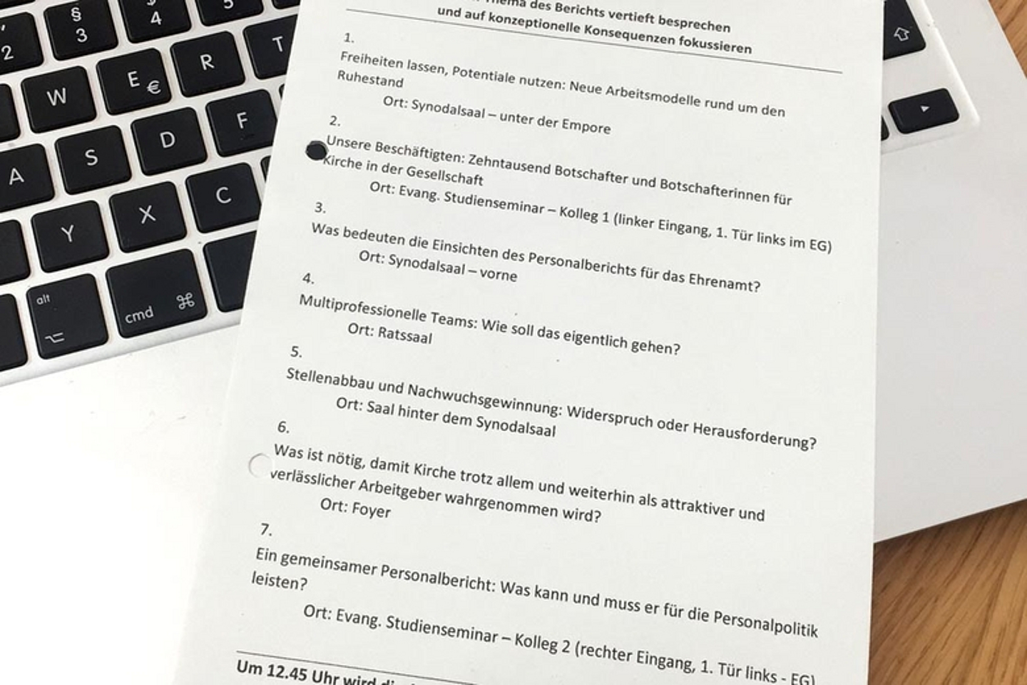 In Arbeitsgruppen wurden anschließend die Themen des Berichts vertieft und Konsequenzen diskutiert. (Foto: medio.tv/Küster)