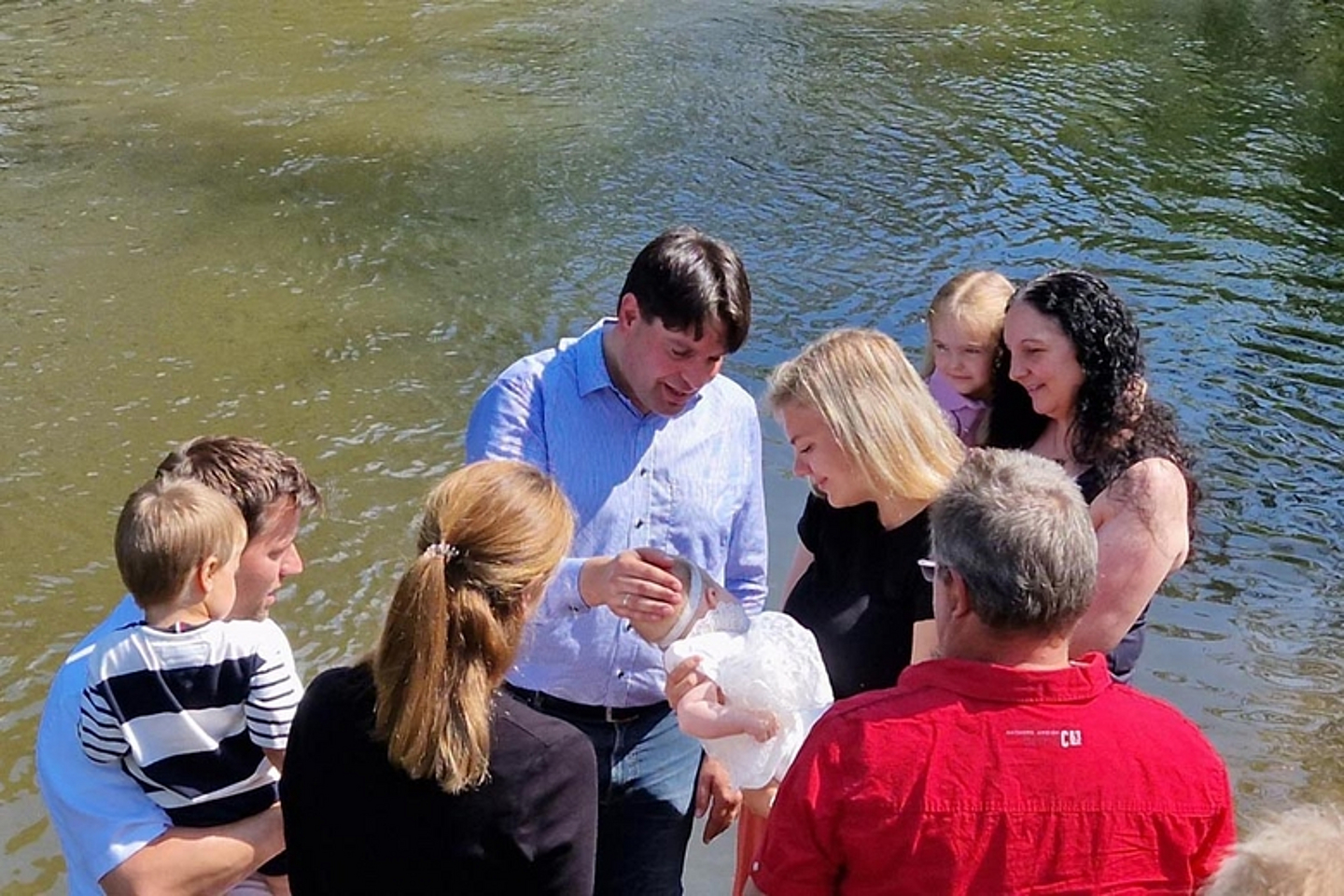 Tauffest am Ufer der Fulda bei Malsfeld. (Foto-Quelle: Pfarrer Henning Reinhard)