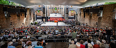 Festlicher Pfingst-Gottesdienst in der voll besetzten, rund 1.200 Besucher fassenden Stiftsruine in Bad Hersfeld. (Foto: medio.tv/Schauderna) 