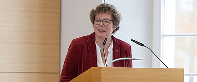 Bischöfin Dr. Beate Hofmann während ihres Berichts vor der Synode. (Foto: medio.tv/Schauderna) 