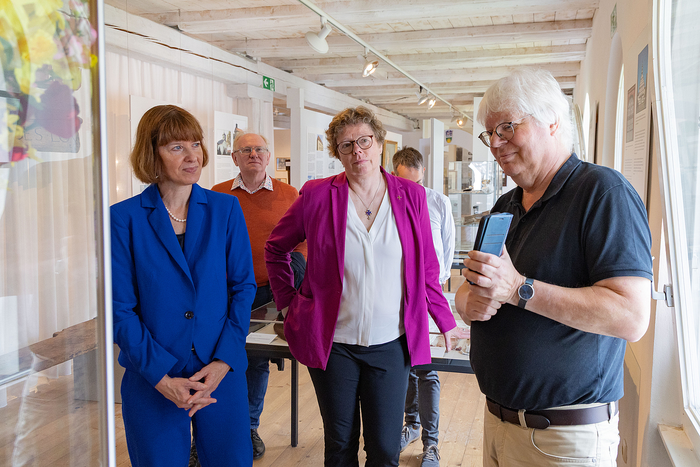 Dr. Andreas Flick (r.) im Gespräch mit Ministerin Heike Hofmann (l.) und Bischöfin Dr. Beate Hofmann (Mitte).
